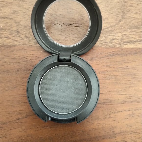 4 for $30  Mac Cosmetics eyeshadow - Print - Picture 1 of 2